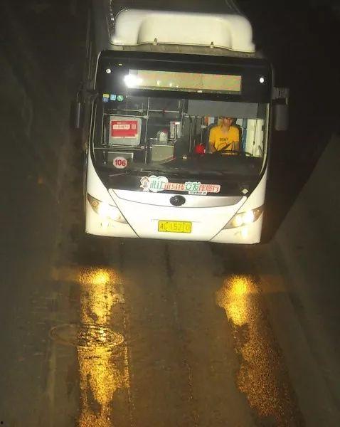 开公交车视频,揭秘公交车司机的一天