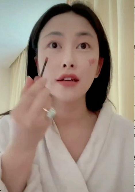 涂腮红视频,打造自然红润妆容