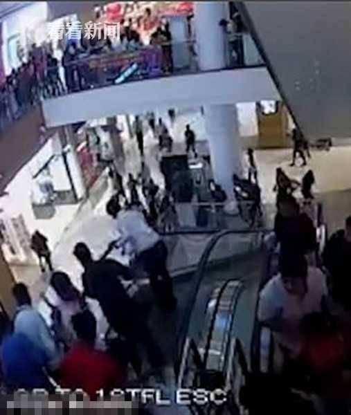 电梯小孩摔死视频