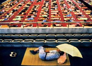 地铺上的英雄视频,见证平凡中的非凡力量