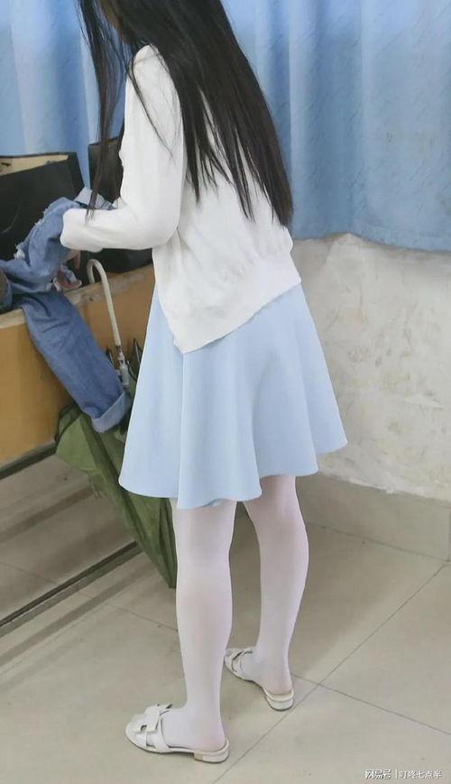 女小学生穿白丝袜视频,女小学生白丝袜穿搭风采展示