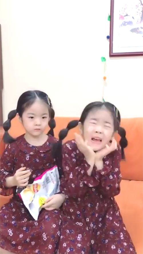 双胞胎姐妹搞笑视频